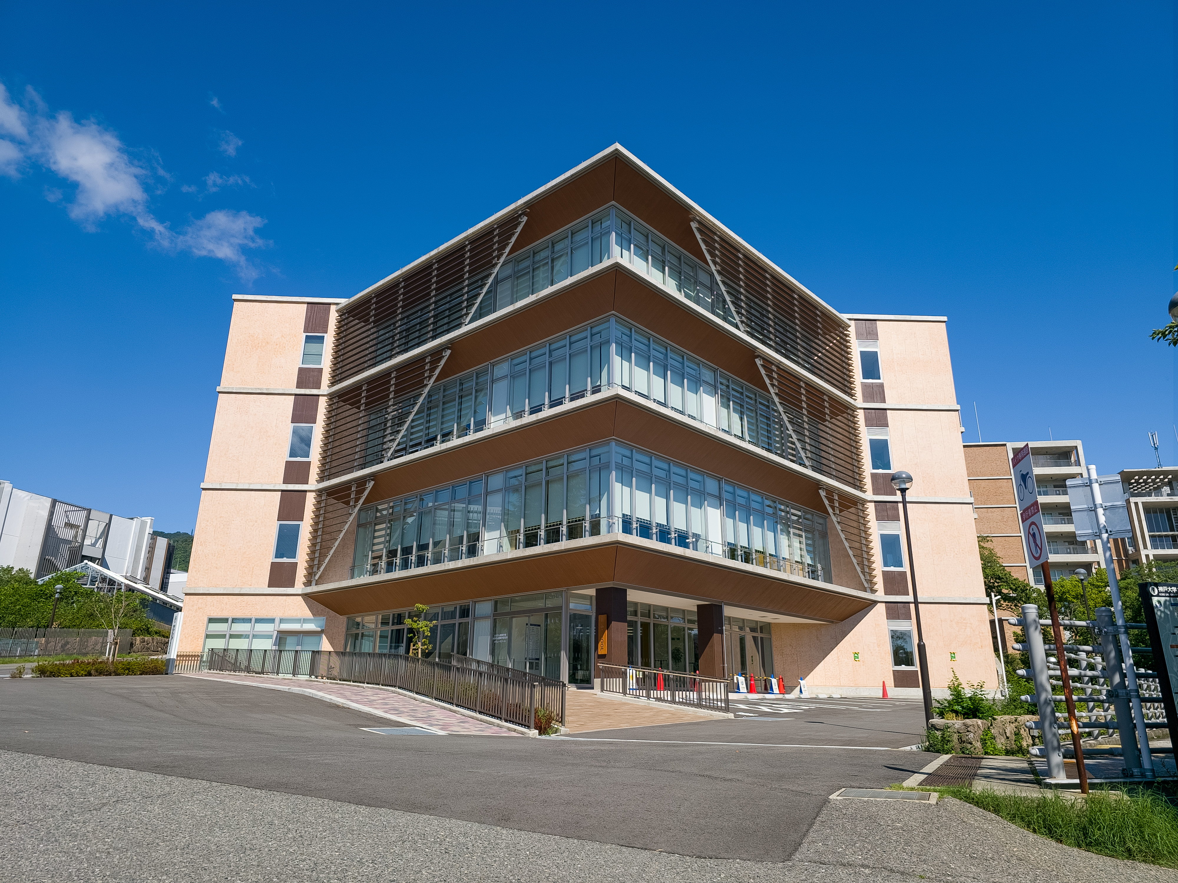 神戸大学 情報価値創造教育棟